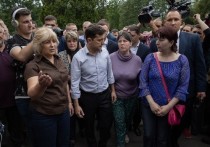 Президент Украины Владимир Зеленский в ходе визита во Львовскую область на шахту "Лесная", где 30 мая погибли двое горняков, поругался с журналистами телеканала "Прямой"
