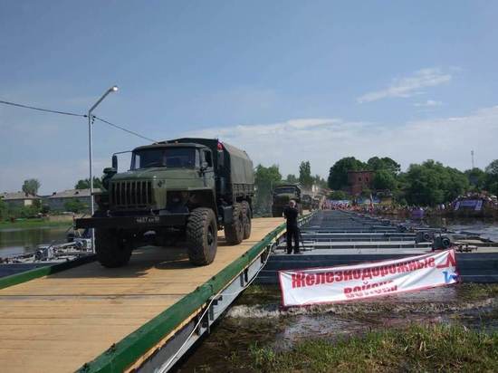 В Ярославской области военные построили понтонный мост для местных жителей