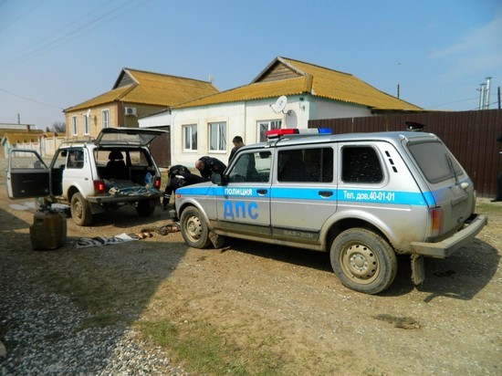 В Астраханской области в ходе преследования задержан автомобиль, в котором двое местных жителей перевозили чёрную икру