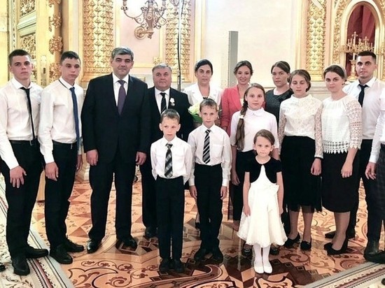 Супружеская пара с 12 детьми из Кабардино-Балкарии получила орден