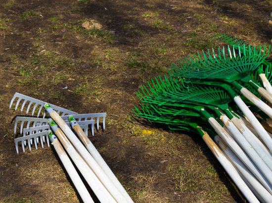 Салехардцы встречают «Зеленую весну» с граблями и метлами