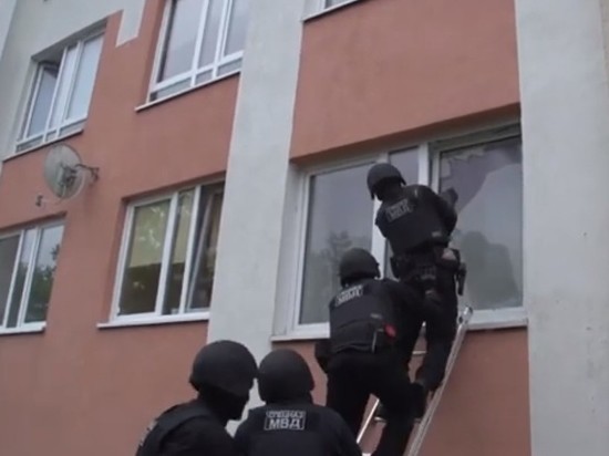 В Калининграде полицейские и спецназ  взяли штурмом наркопритон