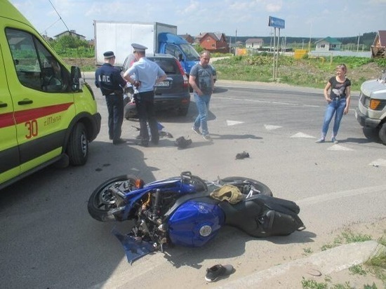 Не уступил дорогу: под Тулой водитель кроссовера на ходу влетел в мотоциклиста