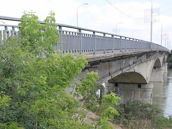 Большегрузам ограничат въезд в Краснодар по Яблоновскому мосту