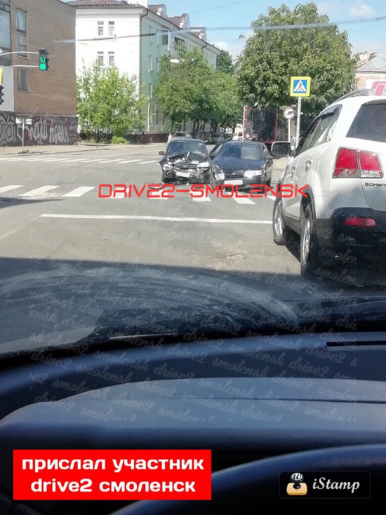 В Смоленске на перекрестке серьезно побились две Лады