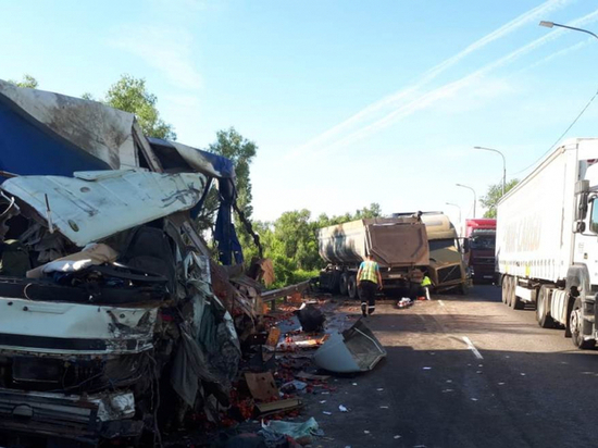 Под Воронежем на трассе М-4 столкнулись три большегруза: есть жертвы