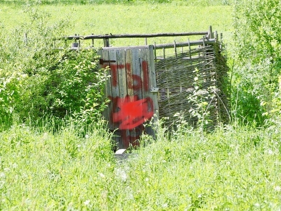 Вандалы исписали Толстовскую купальню в Ясной поляне