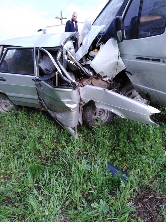 Лобовое столкновение автомобилей в Кузбассе унесло жизни водителей
