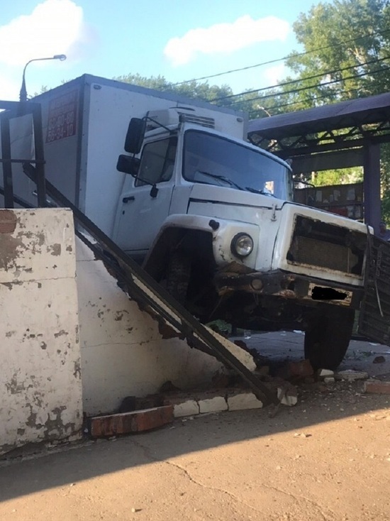 В Ижевске при аварии грузовик перегородил выход из гостиницы
