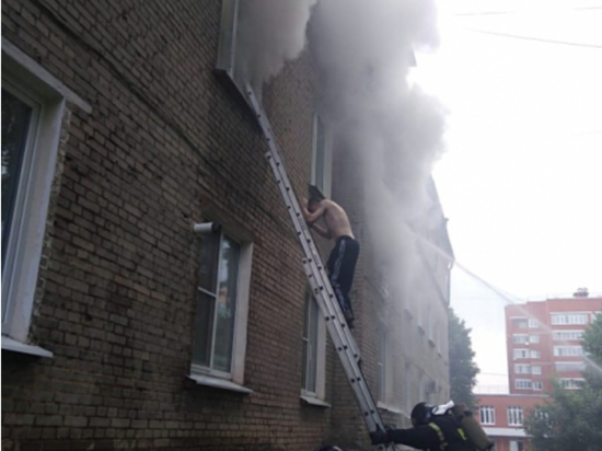 Спасатели вытащили из окна пострадавшего при пожаре в Новомосковске