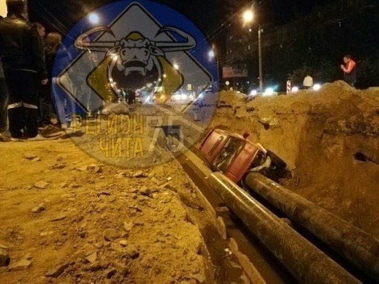 Водитель упавшего в яму в Чите внедорожника отказался дышать «в трубочку»
