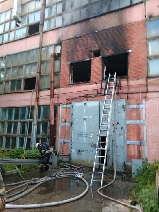 В Калуге загорелось производственное помещение