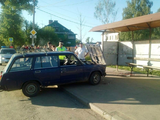 В Кирове после въезда "четверки" в остановку пострадала женщина