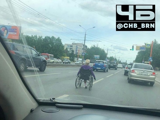 Барнаульцы опасаются за жизнь инвалида, просящего милостыню в потоке машин