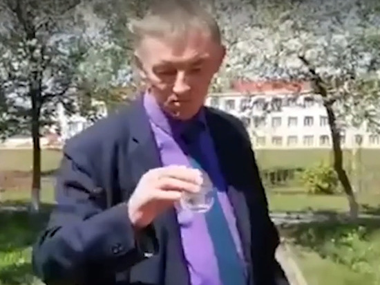 Российский чиновник выпил воду с червями, чтобы успокоить граждан