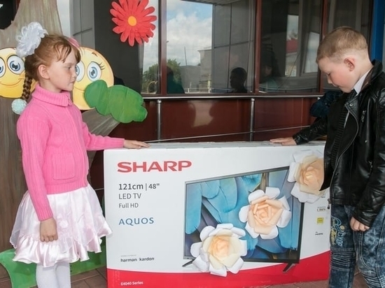 Шумков подарил детям Глядянского телевизор