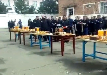 Интернет-портал «Орловские новости» опубликовал видео, на котором заключенные исправительной колонии в Орловской области празднуют Пасху за накрытыми на плацу столами