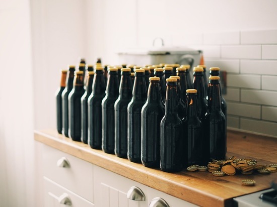Псковский продавец сумела доказать, что хранила 14 бутылок пива для себя