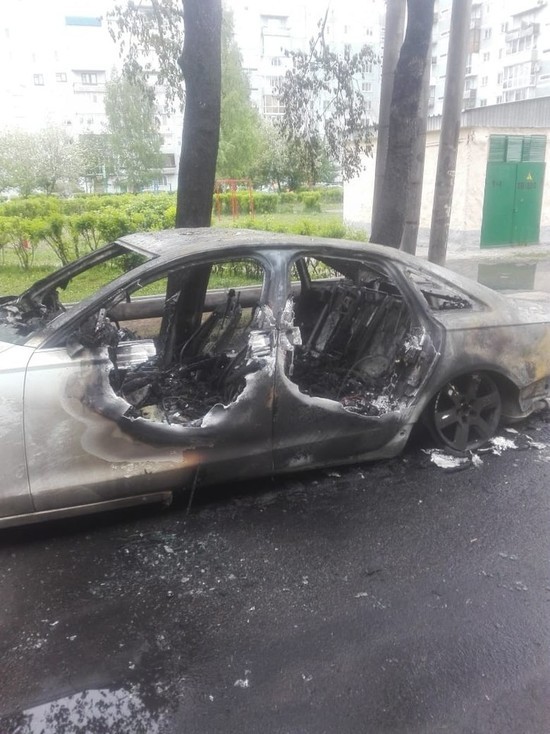 Легковушка сгорела ночью в Ленинске-Кузнецком
