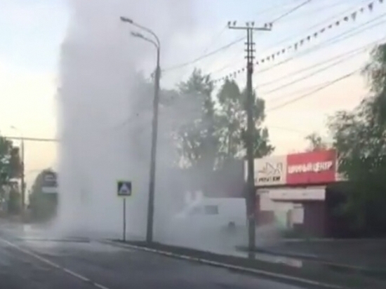 Трубу теплосети прорвало в иркутском Ново-Ленино
