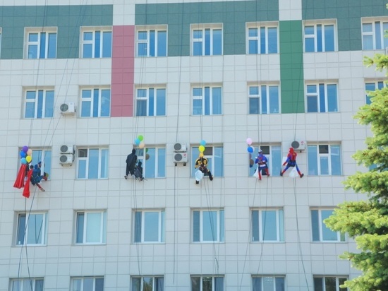 В Казани пациентов поздравили спустившиеся с крыши супергерои