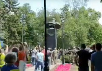 На Youtube появилось видео акции в Харькове, в ходе которой был повален памятник советскому маршалу Георгию Жукову