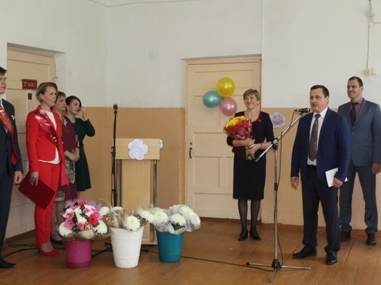 Выпускников в Сандовской школе поздравил глава района