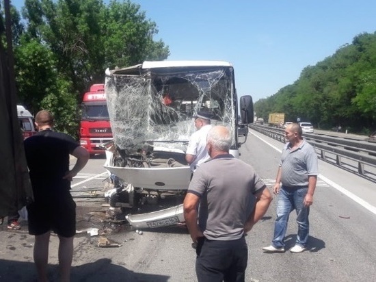 На трассе М-4 «Дон» автобус врезался в два грузовика и легковушку: пострадали 9 человек