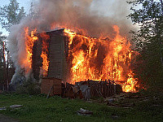 В Архангельске горела очередная пустующая деревяшка