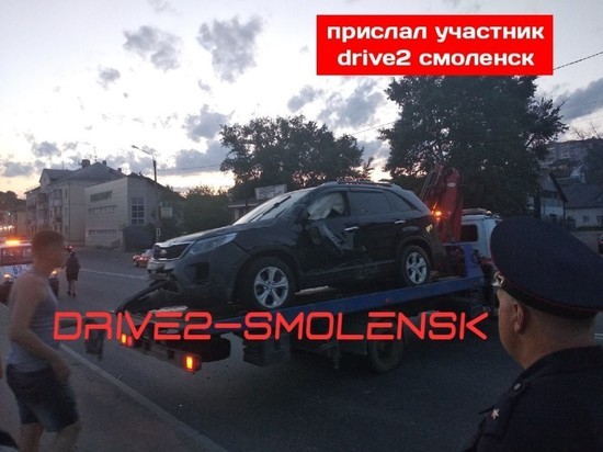 В Смоленске произошло серьезное ДТП, работает эвакуатор