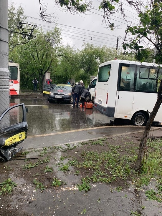 На улице Советской в Иркутске лоб в лоб столкнулись маршрутка и такси