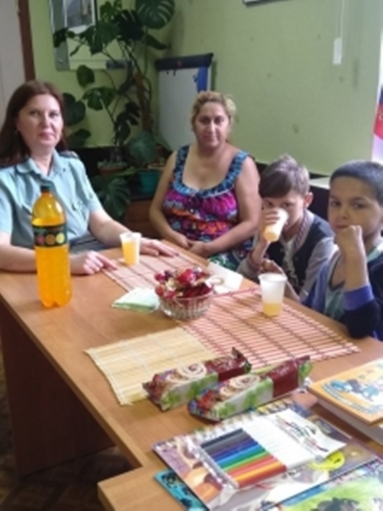 Судебные приставы в Ивановской области приехали с подарками в семью женщины-алиментщицы