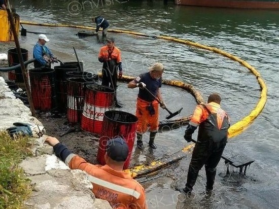 После ДТП в Новороссийске 300 кг мазута потекли в Чёрное море
