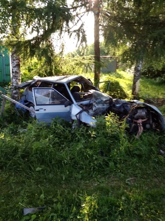 В Тверской области пострадавших из искорёженного автомобиля доставали спасатели