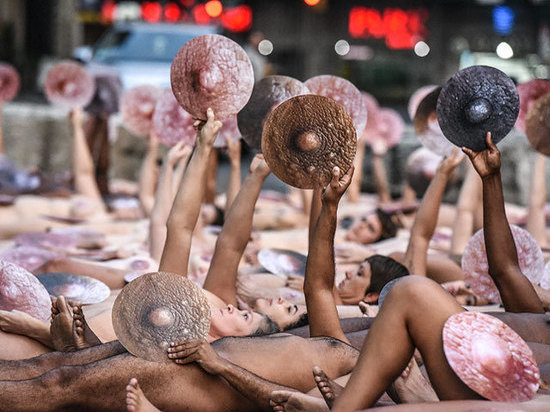 Десятки голых моделей выступили в Нью-Йорке за свободу сосков