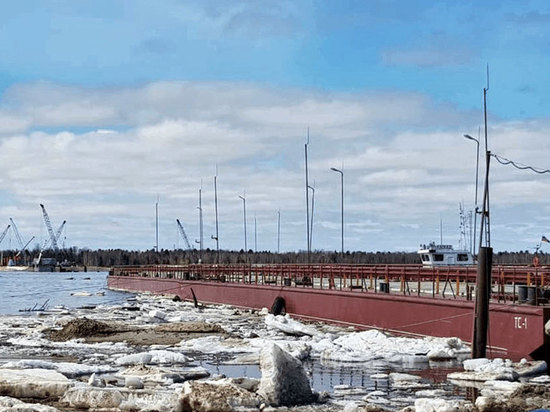 В Уренгое начали монтаж наплавного моста