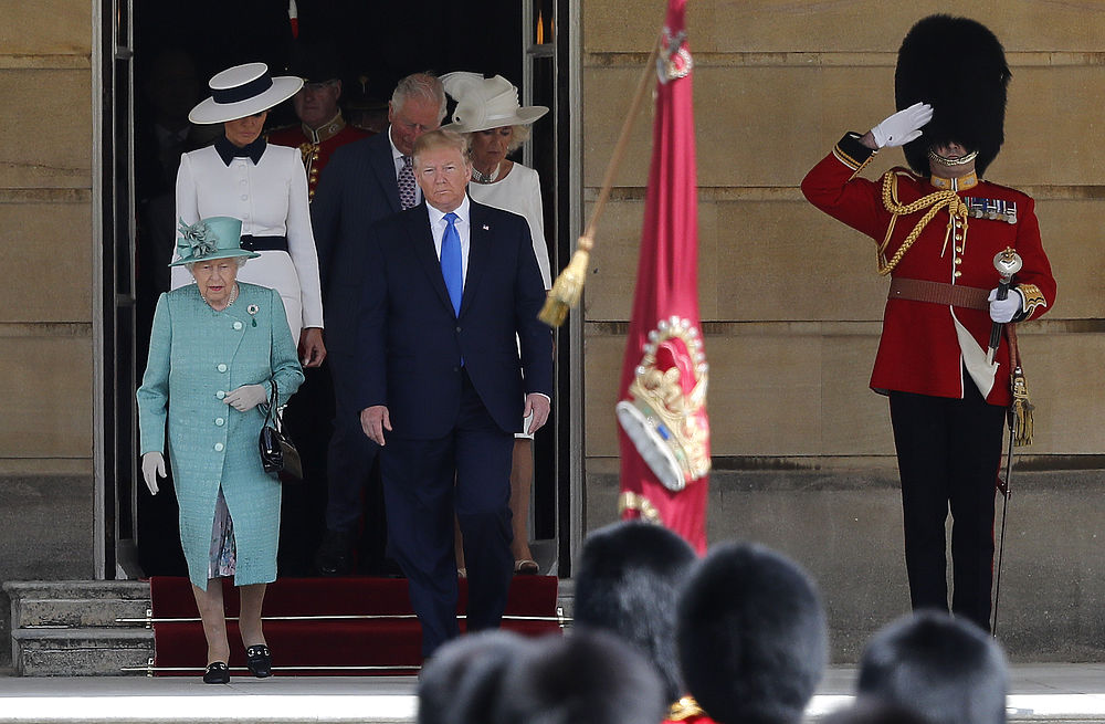 Фото встречи Трампа с королевой Елизаветой: дамы в белом