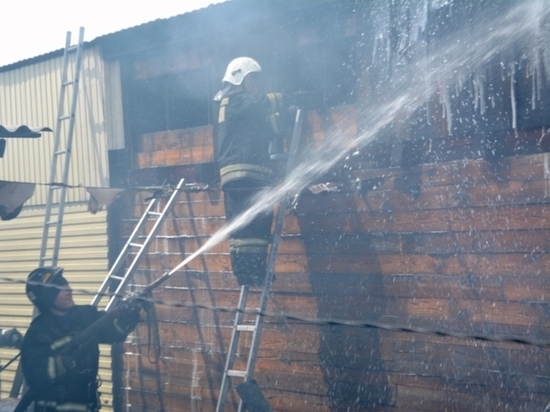 В столице Тувы сотрудники МЧС предотвратили взрыв газового баллона при пожаре