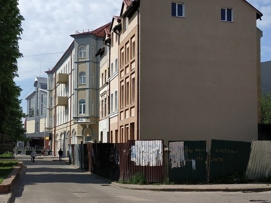 Жители Советска потребовали избавить город от уродливого забора