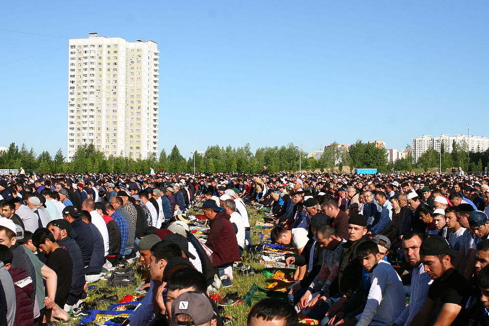 Мусульмане Москвы массово празднуют Ураза-байрам 2019: спины и коврики