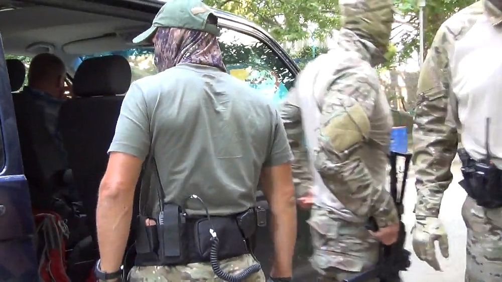 ФСБ вычислила в Алуште экстремиста с двумя взрывными устройствами