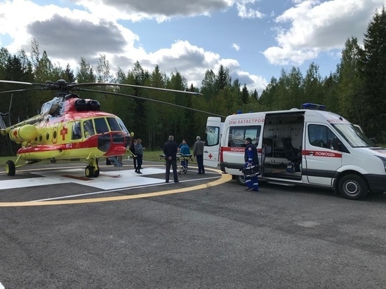 Двух пациентов в тяжелом состоянии эвакуировали на вертолёте в Карелии