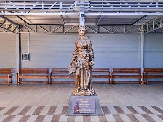 В краснодарском аэропорту установили скульптуру Екатерины II