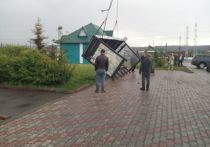 Жители Междуреченска в среду сообщили, что остановка возле вокзала упала из-за ветра, в результате чего травмировалась горожанка