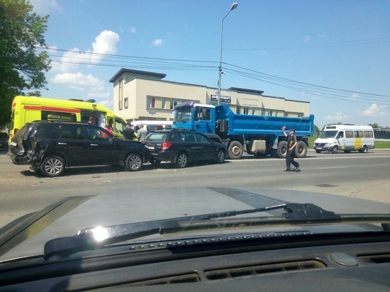  В Калининграде два грузовика и два джипа не поделили дорогу