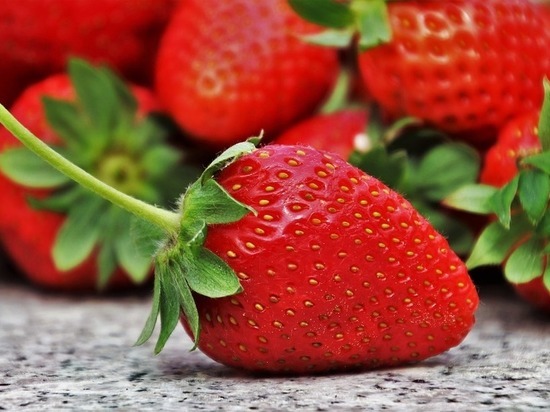 Диетолог советует в жару заменить мясо ягодами