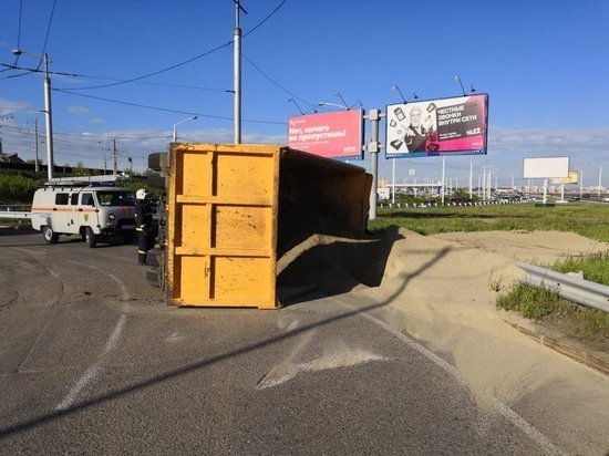 На Академическом мосту в Иркутске перевернулся грузовик