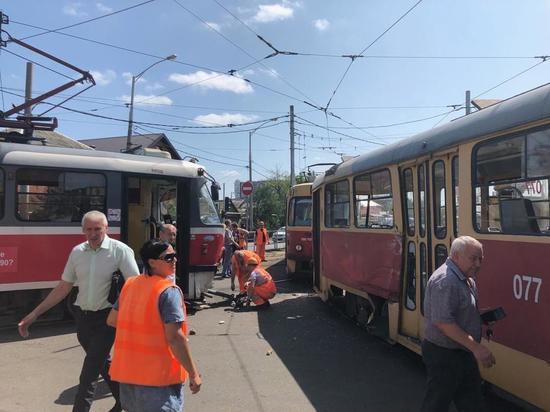 В Краснодаре столкнулись два трамвая: пострадал пассажир, оба маршрута встали