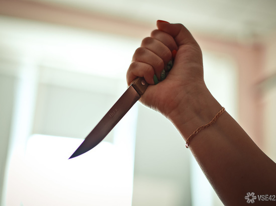 Мужчина с ножом ворвался домой к жительнице Новокузнецка