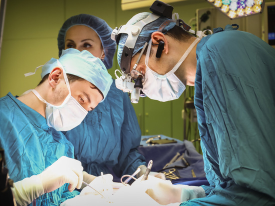 В Краснодаре хирурги впервые удалили опухоль позвонка через рот пациента